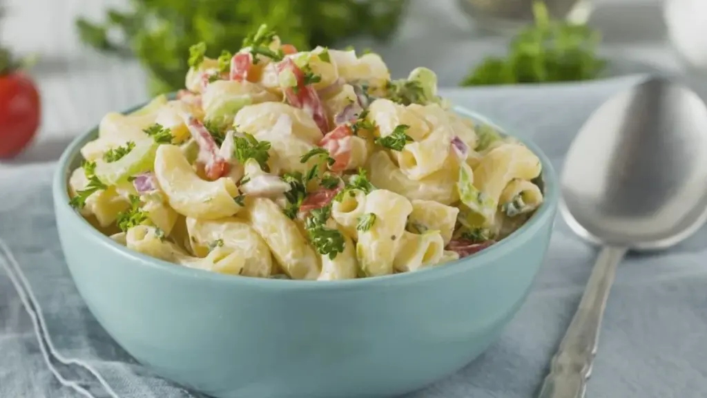 Insalata alsaziana di pasta con pancetta — perché servirla tiepida quest’anno