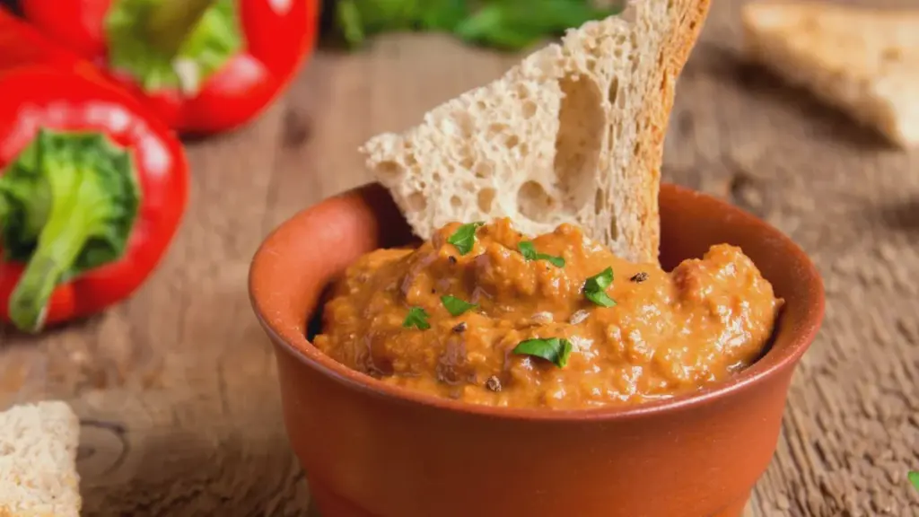 Feta dip con un cucchiaio di miele — il trucco degli chef per la grigliata di maggio