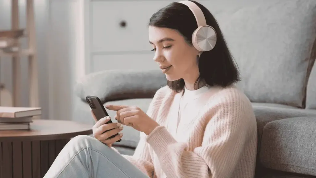 Gli audiolibri Shelfie trasformano le librerie Besta: partono in un secondo avvicinando il telefono