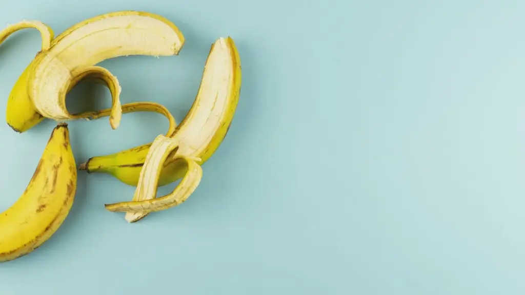 La buccia di banana a maggio è alleata delle rose — fiori più grandi senza concimi