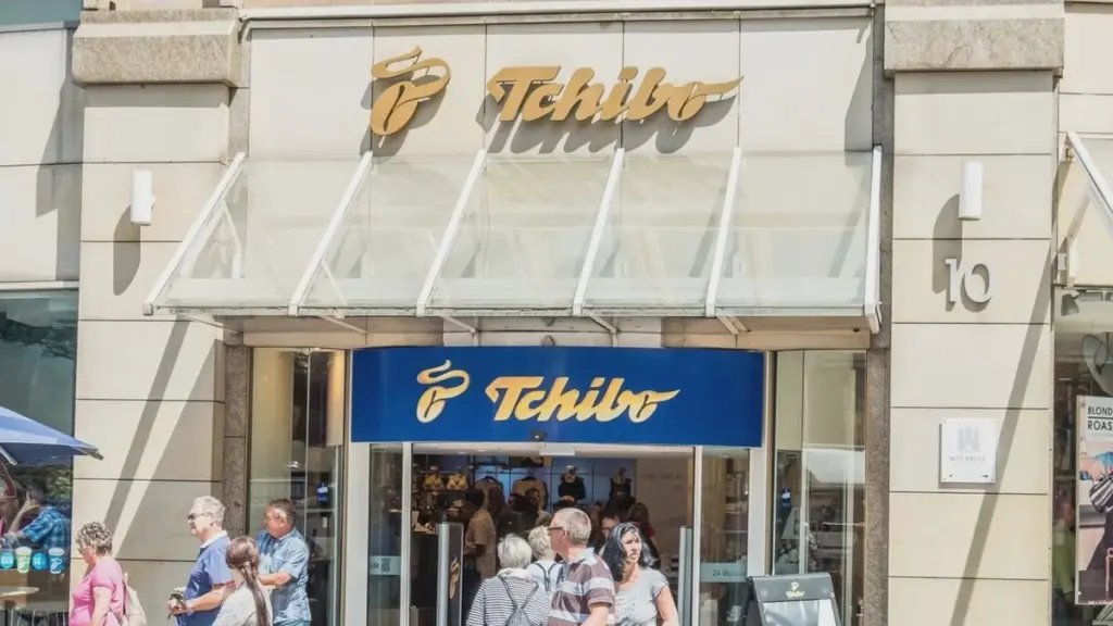 L’appendiabiti multifunzione di Tchibo fa risparmiare metà armadio — si agganciano uno sotto l’altro